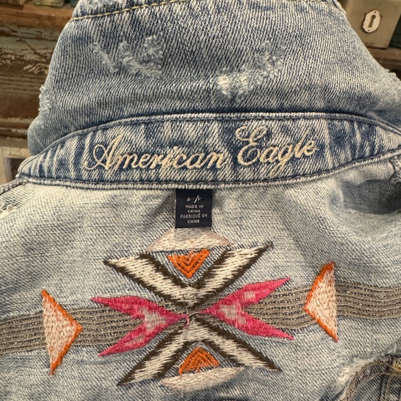 AMERICAN EAGLE Denim SOUTHWESTERN AZTEC Embroidered DISTRESSED JEAN Jacket Coat - Picture 9 of 10